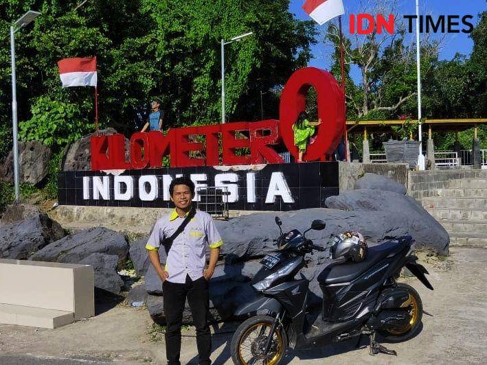 Agus beserta sepeda motornya ketika mengabadikan diri di Tugu Kilometer 0 Indonesia di Kota Sabang (IDN Times/Saifullah)