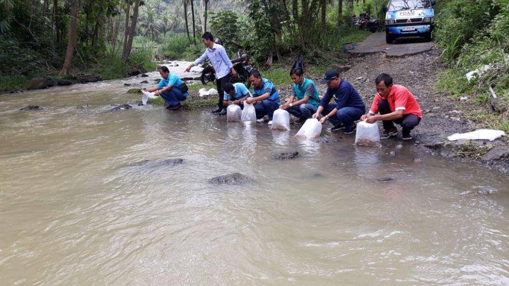 Penaburan bibit ikan di sungai Ngrancah Kulon Progo. IDN Times/Istimewa