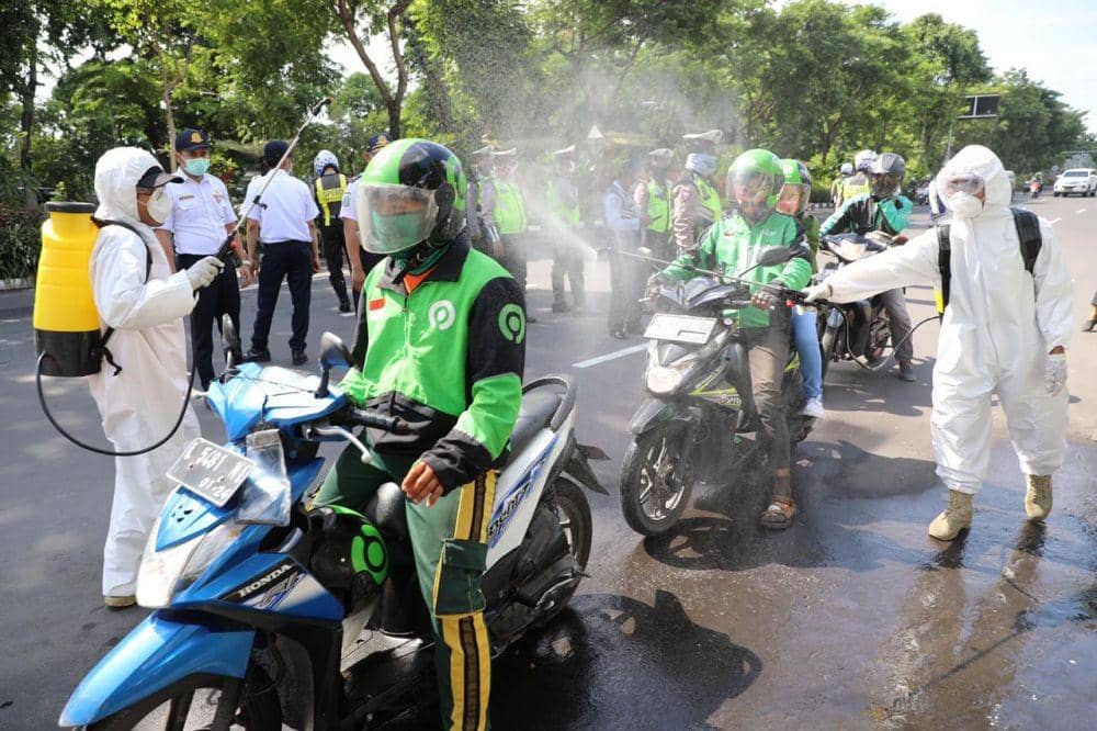 Virus Corona Merebak, Ratusan Ojol di Surabaya Disemprot Disinfektan