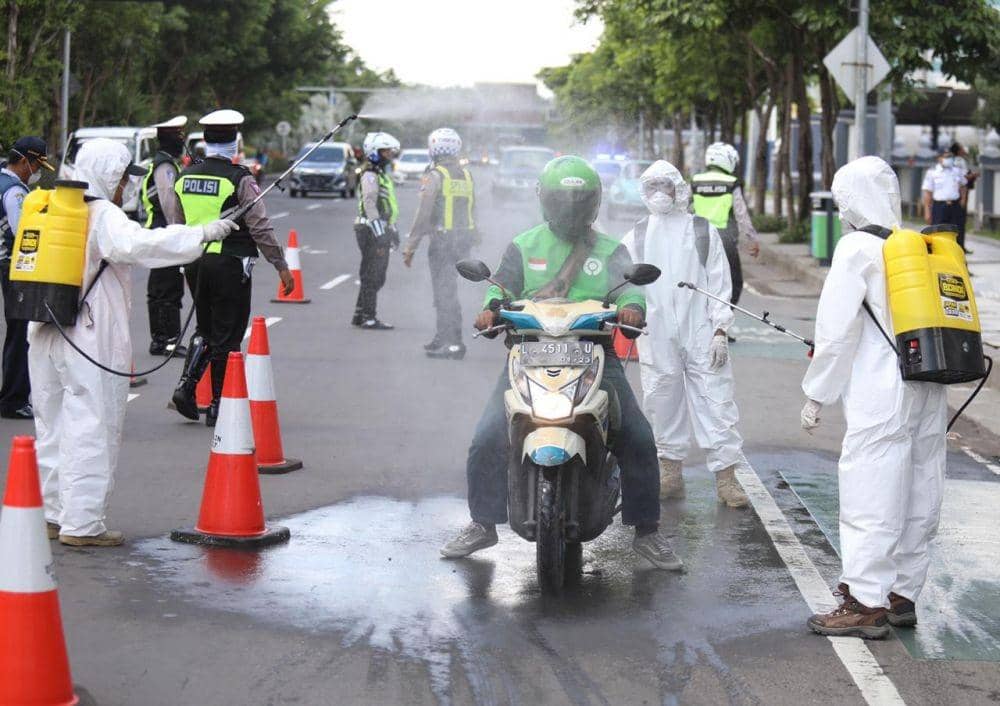 Penyemprotan disinfektan di Depan Gedung Negara Grahadi, Surabaya, Minggu (22/2). IDN Times/Dok.Istimewa