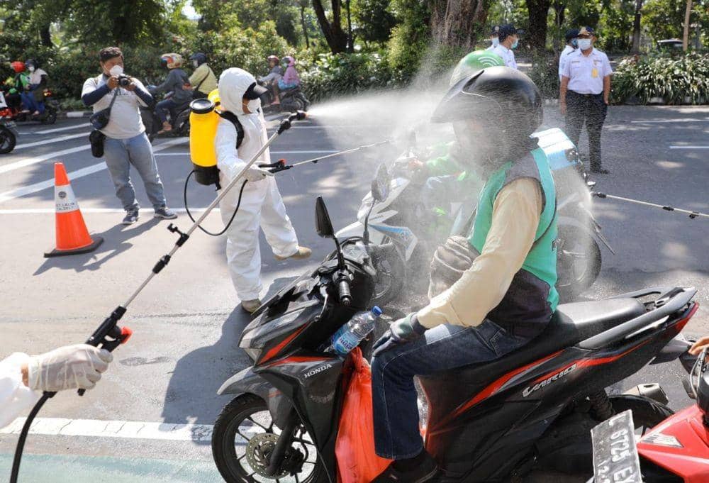 Penyemprotan disinfektan di Depan Gedung Negara Grahadi, Surabaya, Minggu (22/2). IDN Times/Dok.Istimewa
