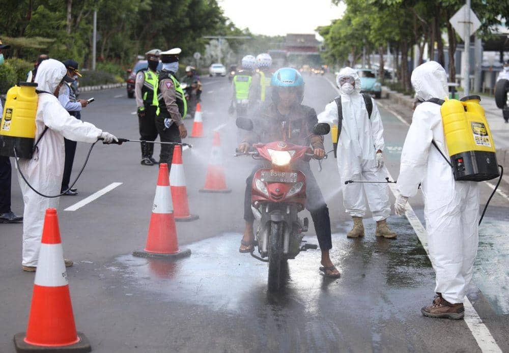 Penyemprotan disinfektan di Depan Gedung Negara Grahadi, Surabaya, Minggu (22/2). IDN Times/Dok.Istimewa