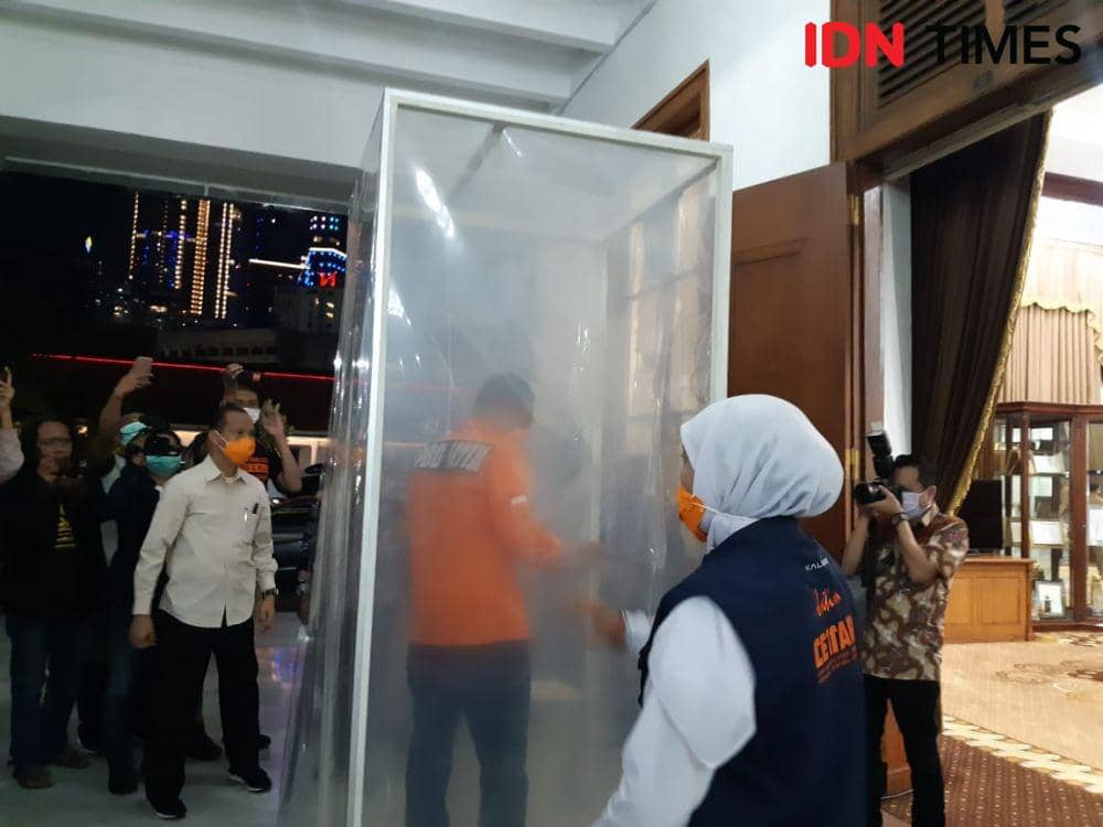 Gubernur Jatim Khofifah Indar Parawansa saat menjajal room screening SiCo di Gedung Grahadi, Surabaya, Minggu malam (22/3). IDN Times/Ardiansyah Fajar