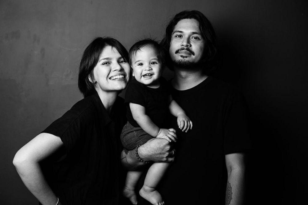 10 Potret Hangat Keluarga Petra Sihombing dan Sang Istri