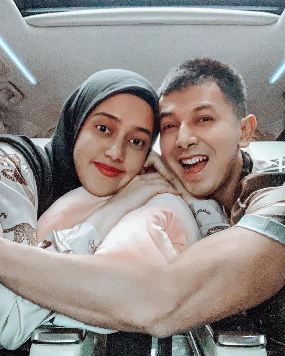 Temani dalam Suka Duka, 10 Potret Harmonis Fairuz dan Sonny Septian