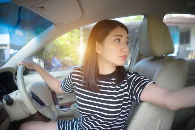 5 Tips Parkir Mundur untuk Pengemudi Mobil Pemula