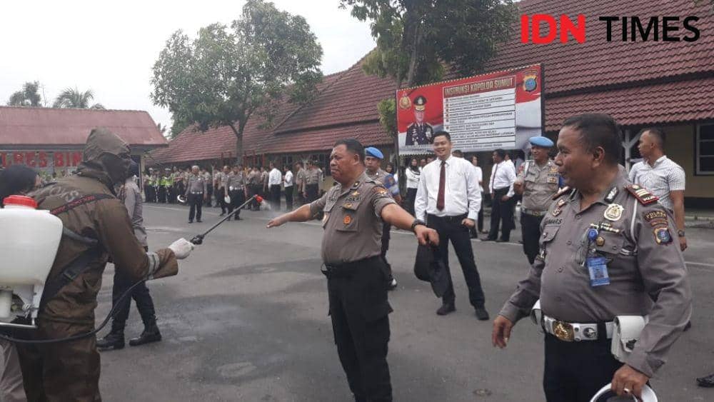 Penyeprotan disinfektan, kepada seluruh personil kepolisian (IDN Times/ Bambang Suhandok)