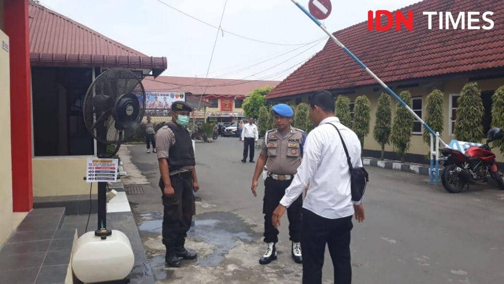 Pemeriksaan dan penyemprotan Disinfektan, terhadap pengunjung (IDN Times/ Bambang Suhandoko)