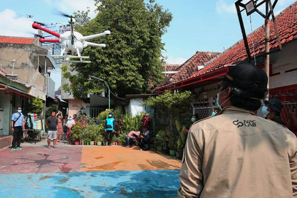 Penyemprotan desinfektan dengan drone, Senin (23/3). Dok Humas Pemkot Surabaya