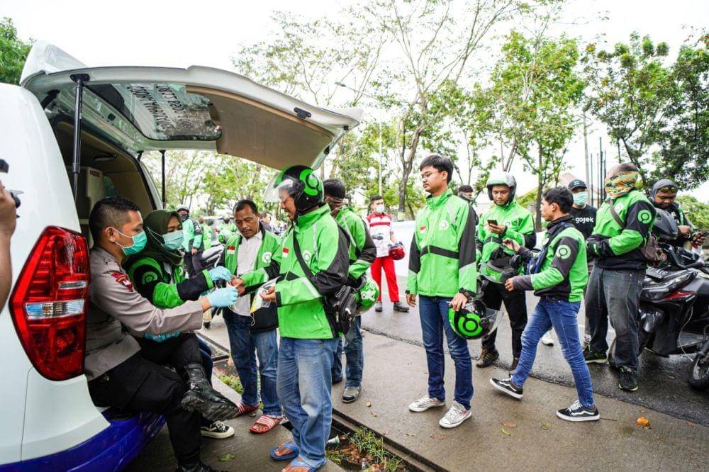 Gunakan mobil ambulans dan truk, Gojek Medan berkeliling ke posko-posko mitra untuk membagikan paket berisi masker, antiseptik dan vitamin kepada para mitranya di 30 titik kota Medan hingga Binjai (IDN Times/Dok. Istimewa)