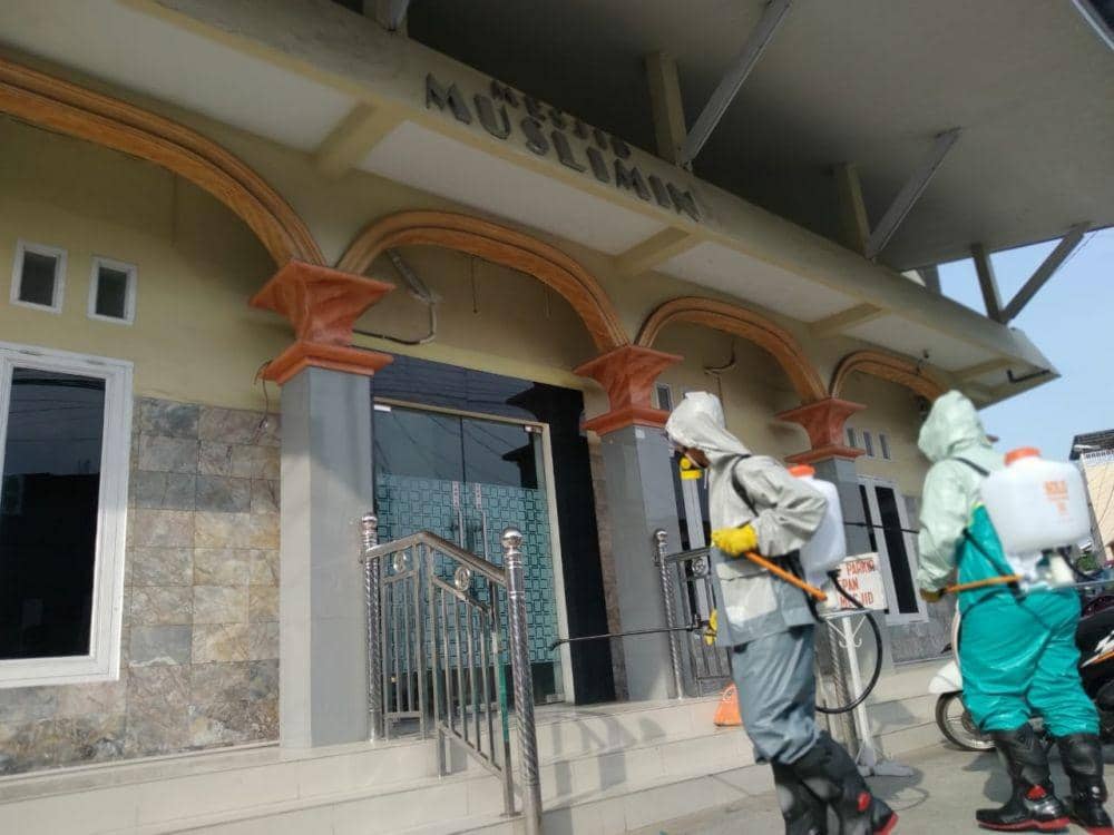 Lawan Corona, Gerakan Bergotong Royong Semprot Kafe dan Tempat Umum