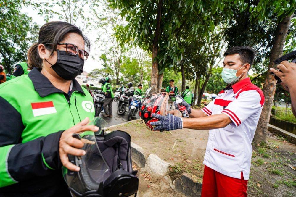 Gojek Medan bekerja sama dengan Auto 2000 melakukan proses sanitasi berupa penyemprotan disinfektan pada kendaraan GoCar (IDN Times/Dok. Istimewa)