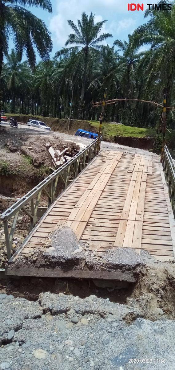 Jembatan nyaris jatuh saat bronjong rusak (IDN Times/Patiar Manurung)