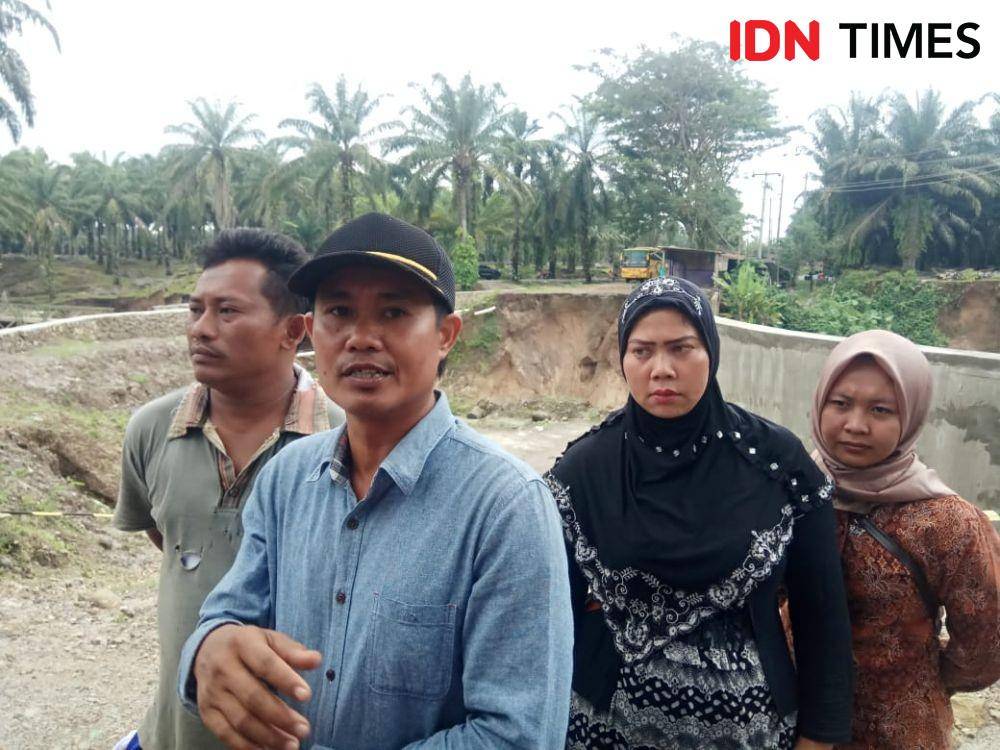 Warga sekitar yang mengeluhkan kerusakan jalan (IDN Times/Patiar Manurung)