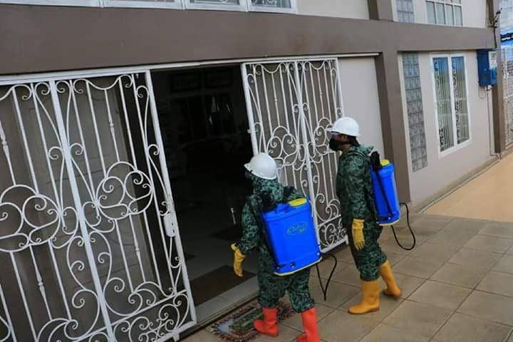 Petugas gelar penyemprotan disinfektan (Dok.IDN Times/Istimewa)