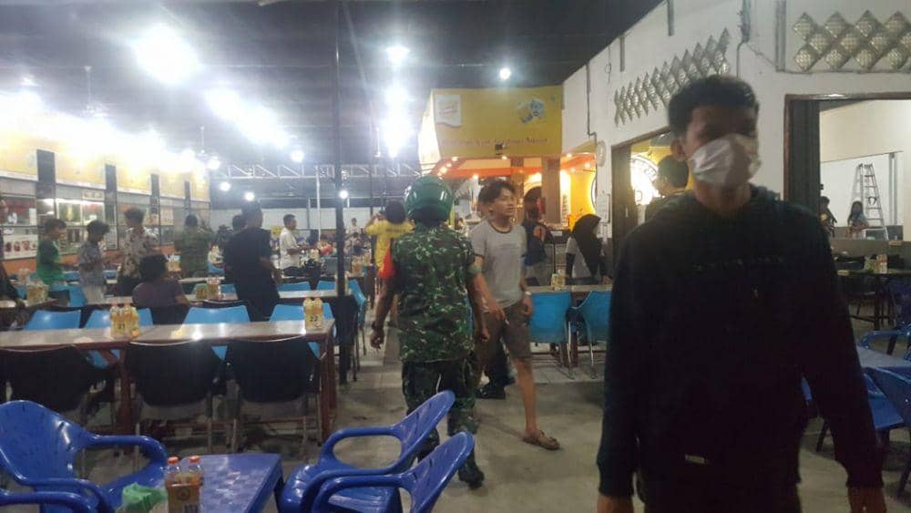 Masyarakat bergerak meninggalkan lokasi setelah mendapat imbauan petugas gabungan (Istimewa)