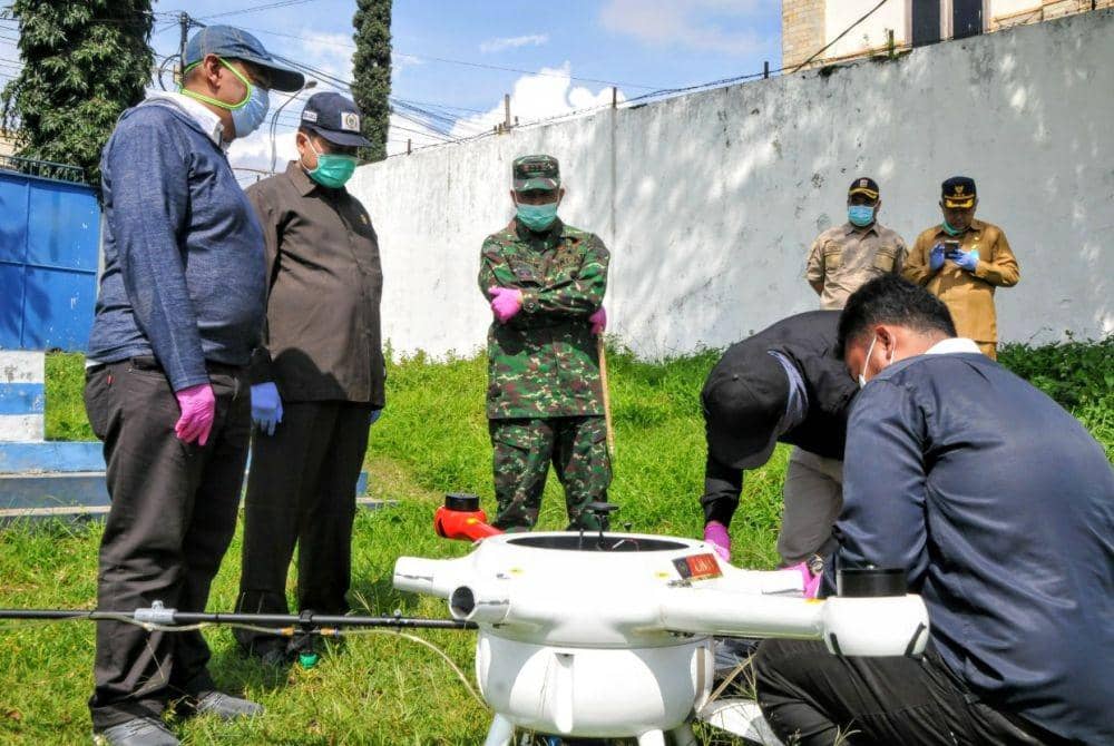 Drone turut dilibatkan untuk penyemprotan disinfektan. Dok/ Humas Korem Baladhika Jaya