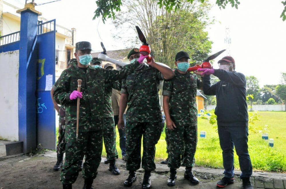 Tim gabungan terus melakukan penyemprotan disinfektan menggunakan drone. Dok/ Humas Korem Baladhika Jaya