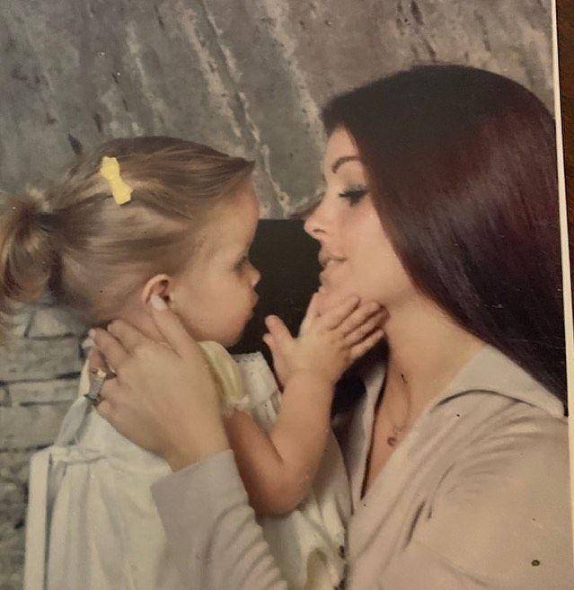 instagram.com/priscillapresley