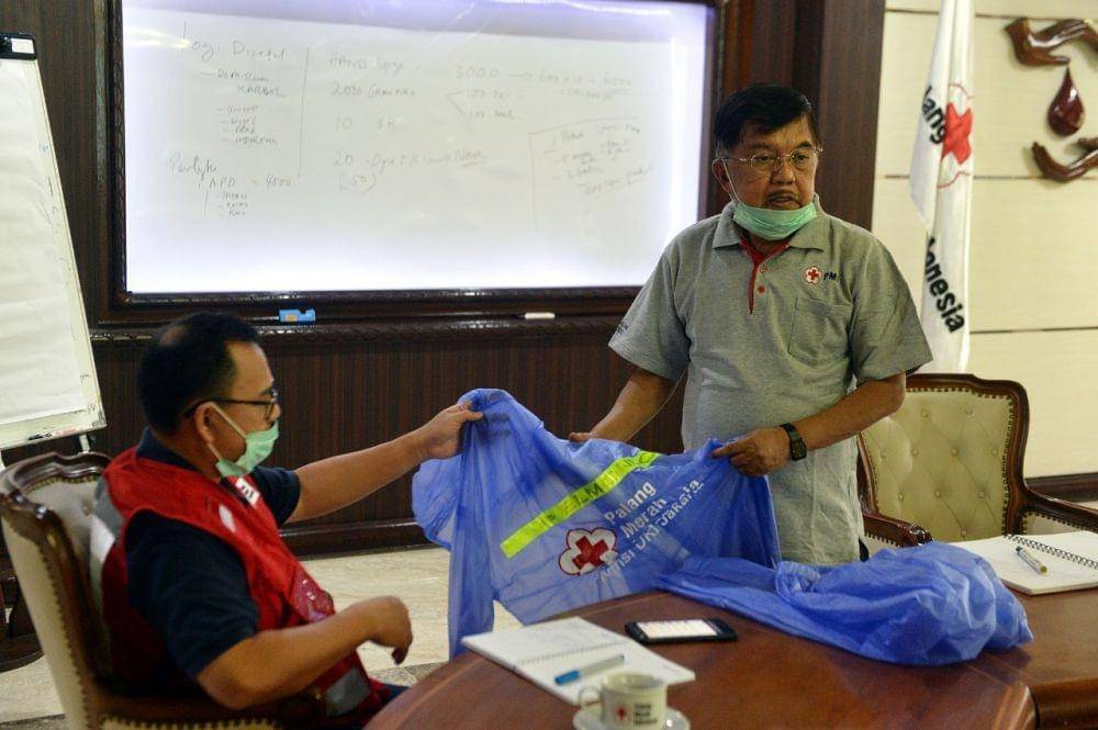 Jusuf Kalla selaku Ketua Umum PMI Pusat memimpin rapat persiapan operasi kemanusiaan pencegahan COVID-19 yg akan dimulai rabu 25/03 di seluruh wilayah DKI Jakarta dan daerah penyangga Jakarta (Bogor, Depok, Tangerang, Bekasi) (Dok. Humas PMI)