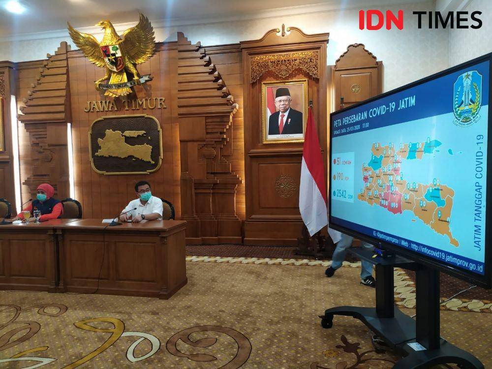 Gubernur Jatim, Khofifah Indar Parawansa melakukan konferensi pers, Rabu (25/3). IDN Times/Ardiansyah Fajar