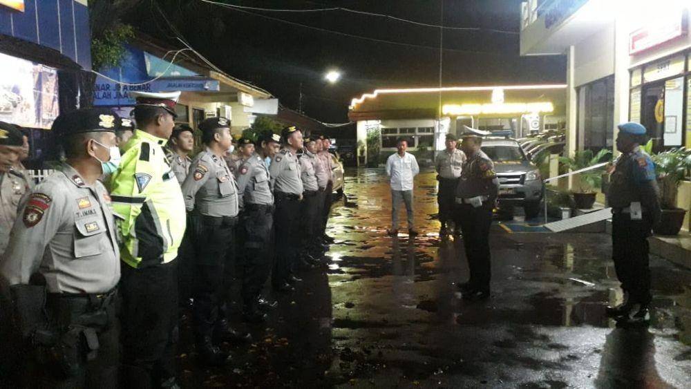 Petugas Kepolisian Polres Cirebon Kota melakukan apel patroli pemantauan aktivitas massa selama masa pandemi COVID-19. (Istimewa)