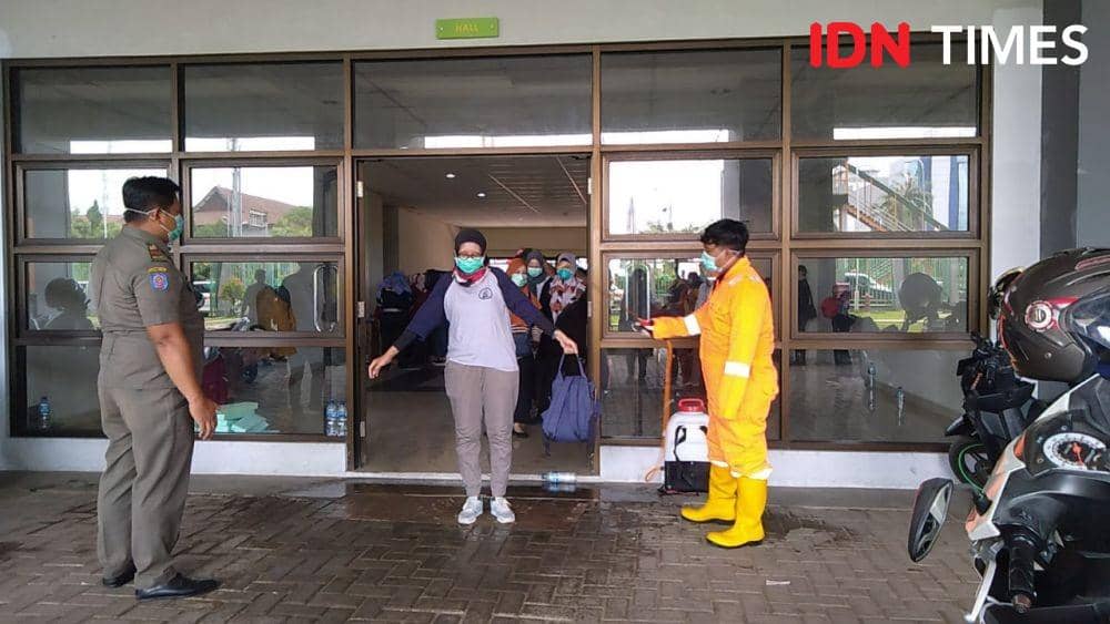 Sejumlah tenaga medis disemprot disinfektan usai jalani rapid test untuk tes massal Corona (COVID-19) di Stadion Patriot Candrabaga/ Rabu (25/3) (IDN Times/Dini Suciatiningrum)
