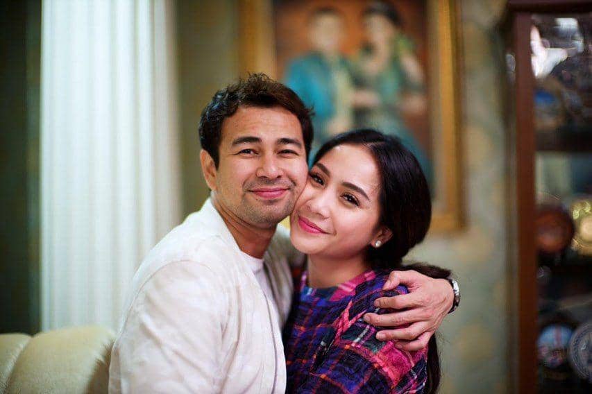 10 Potret Memesona Istri Para Host Kenamaan Indonesia