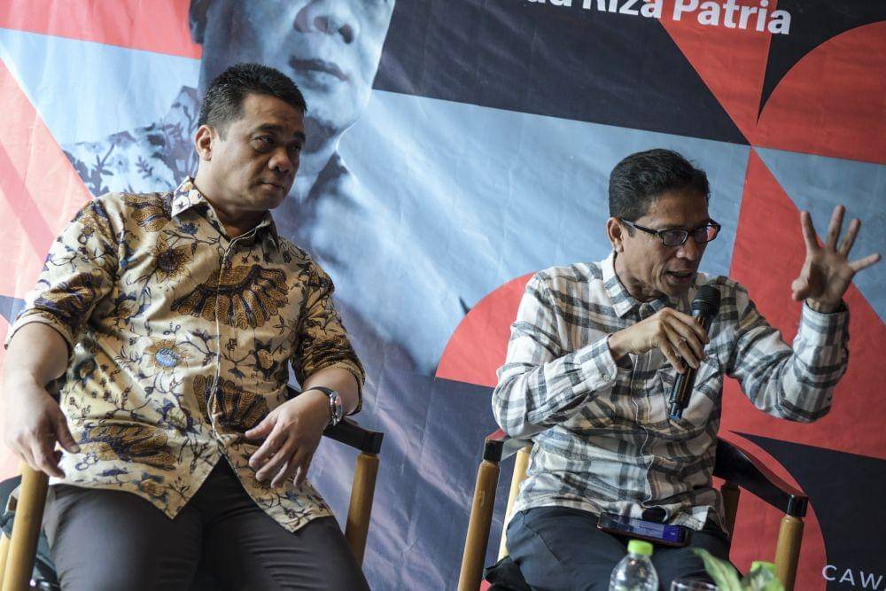 Calon Wakil Gubernur (Cawagub) DKI Jakarta dari Partai Gerindra, Ahmad Riza Patria (kiri) dan Cawagub DKI Jakarta dari PKS, Nurmansjah Lubis (kanan) menjadi pembicara dalam acara "Ngobrol Bareng Cawagub DKI" di Jakarta, Jumat (6/3/2020). Kegiatan tersebut diselenggarakan PSI Jakarta dengan tema "Solusi Banjir Ala Wakil Gubernur" (ANTARA FOTO/Galih Pradipta)