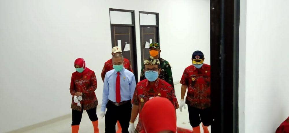 Bupati Cirebon, Imron Rosyadi meninjau Covid Center di SOR Watubelah. (IDN Times/Wildan Ibnu)