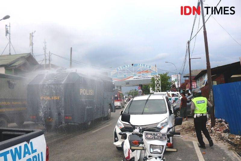 Patroli skala besar juga dilakukan penyemprotan disinfektan menggunakan dua unitAWC Polres PPU (IDN Times/Ervan Masbanjar)