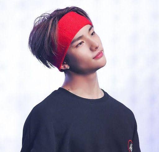 9 Potret Memikat Hyunjin Stray Kids dengan Bandana, Awas Salah Fokus!