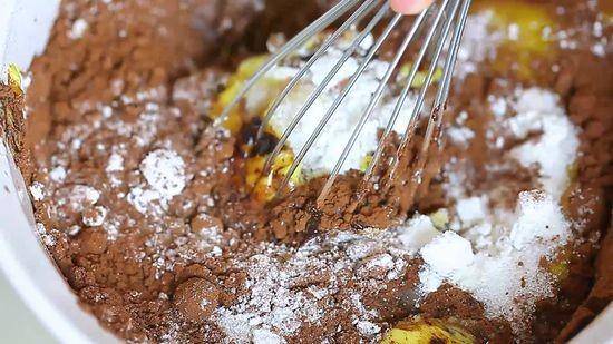 Ilustrasi mengaduk adonan brownies (wikihow.com)