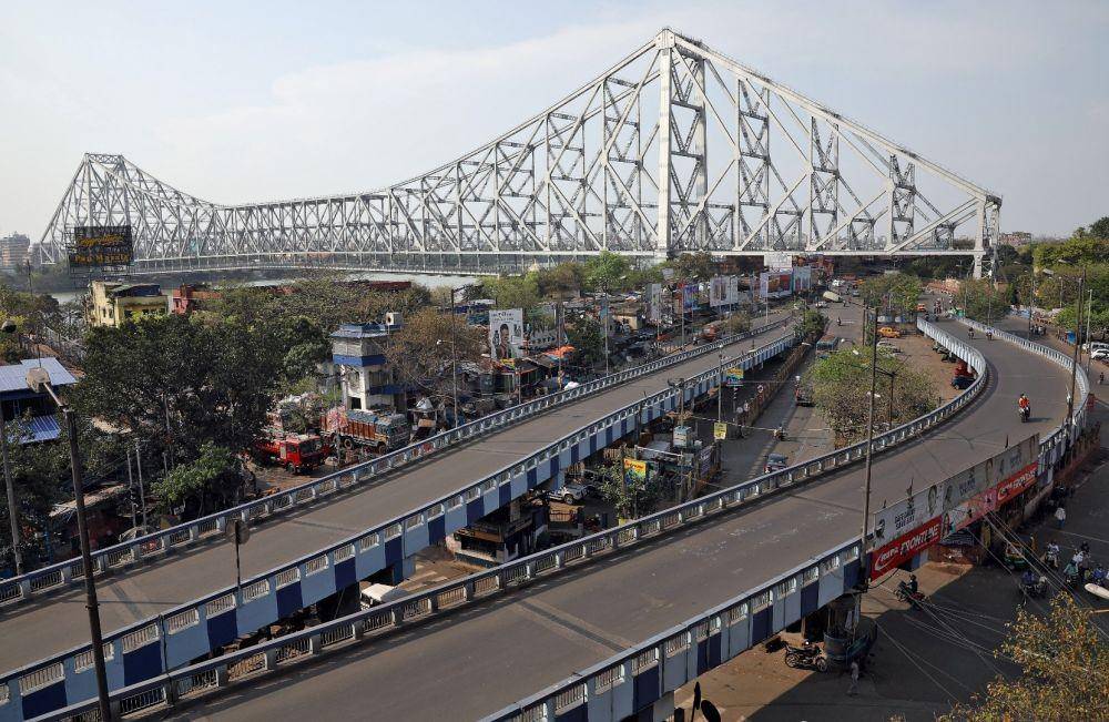 Suasana memperlihatkan jalan kosong sebelum dimulainya "lockdown" oleh pemerintah negara bagian West Bengal untuk membatasi penyebaran penyakit virus korona (COVID-19) di Kolkata, India, Senin (23/3/2020) (ANTARA FOTO/REUTERS/Rupak De Chowdhuri)