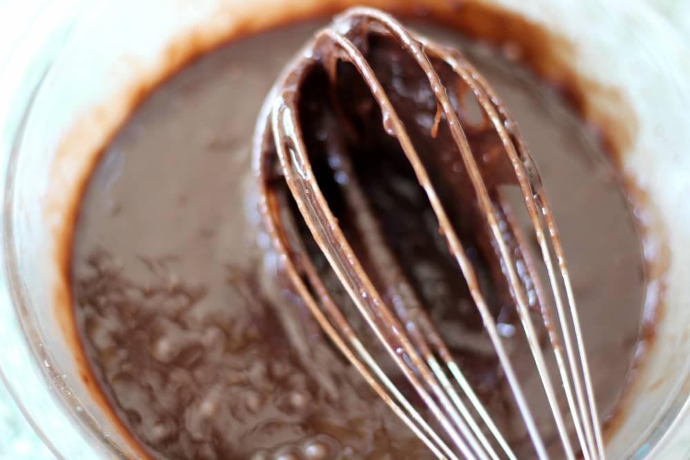 Ilustrasi mengaduk adonan cokelat (thisgrandmaisfun.com)