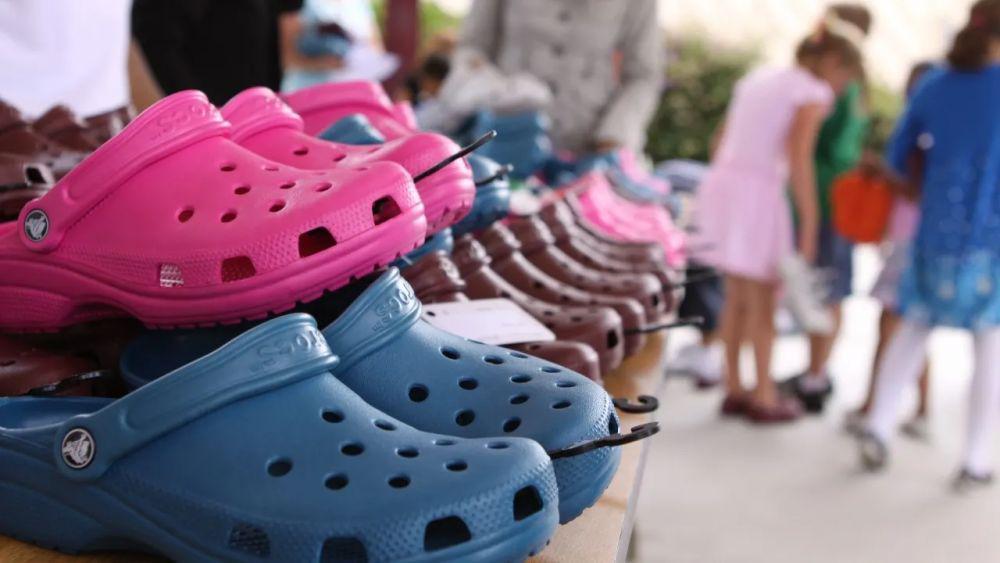 Crocs Sumbang 10 Ribu Sepatu Gratis per Hari untuk Tenaga Kesehatan AS