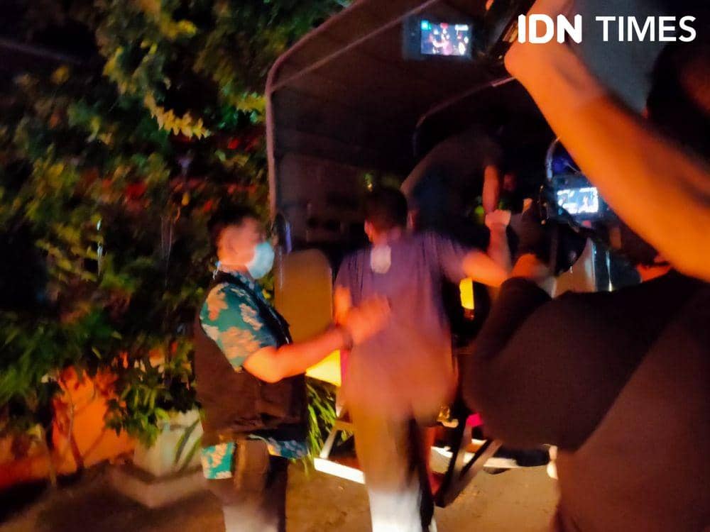 Polisi mengamankan warga saat razia kafe mengantisipasi wabah COVID-19. IDN Times/zainul arifin