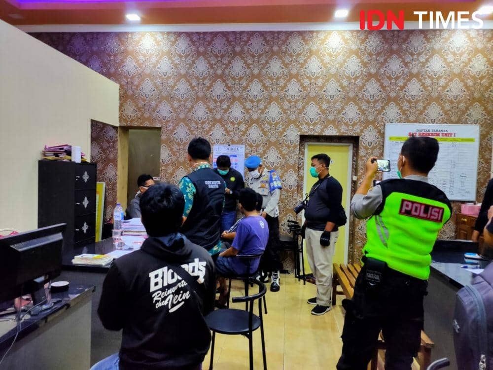 Pendataan dan membuat pernyataan di Mapolres Jombang. IDN Times/zainul arifin