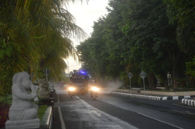 Penyemprotan disinfektan massal oleh Polres Tabanan, Jumat (27/3). (Dok.IDN Times/Istimewa)