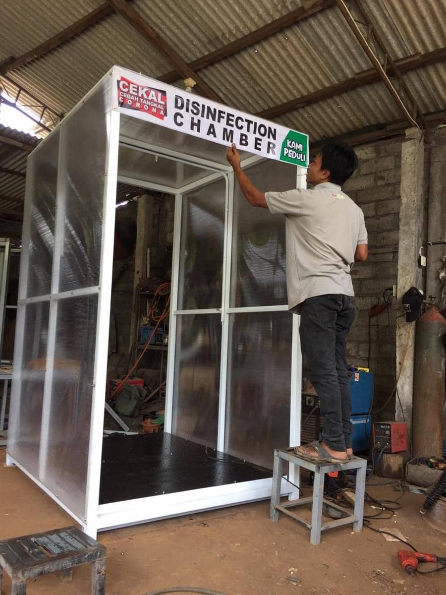 Proses perakitan bilik disinfektan oleh warga Tabanan. (Dok. IDN Times/Istimewa