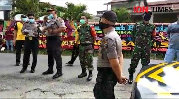 Petugas dari tim satgas baik polisi dan TNI membubarkan acara pesta (IDN Times/ Bambang Suhandoko)
