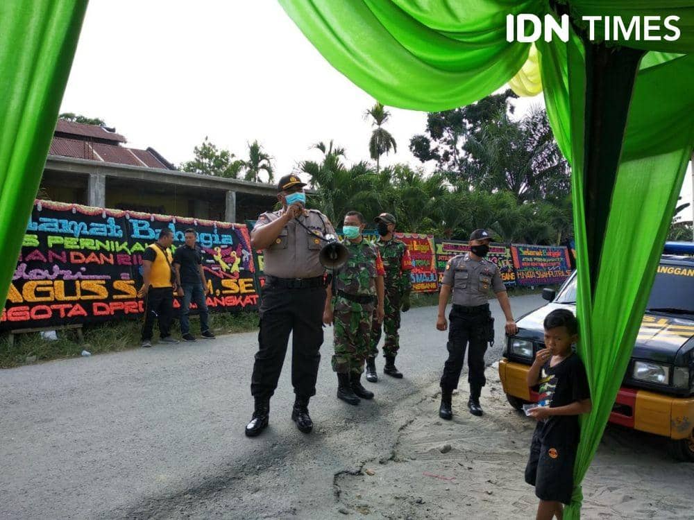 Tim satgas dari TNI dan Polri, memberi himbauan dan menghentikan acara pesta (IDN Times/ Bambang Suhandoko)