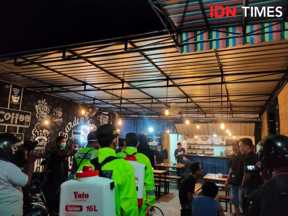 Razia ke Kafe, Polres Jombang Bubarkan Orang-orang yang Nongkrong