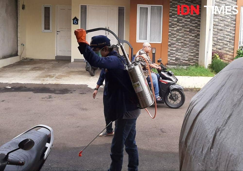 Penyemprotan disinfektan oleh petugas di perumahan (IDN Times/Sunariyah)