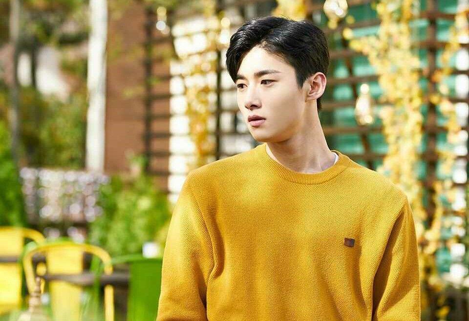 Berperan Jadi Pemilik Kafe, 9 Pesona Seo Ji Hoon di Drama Welcome!