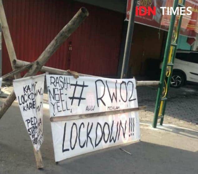 Lokcdown isolasi warga di Sleman . IDN Times/Febriana Sinta