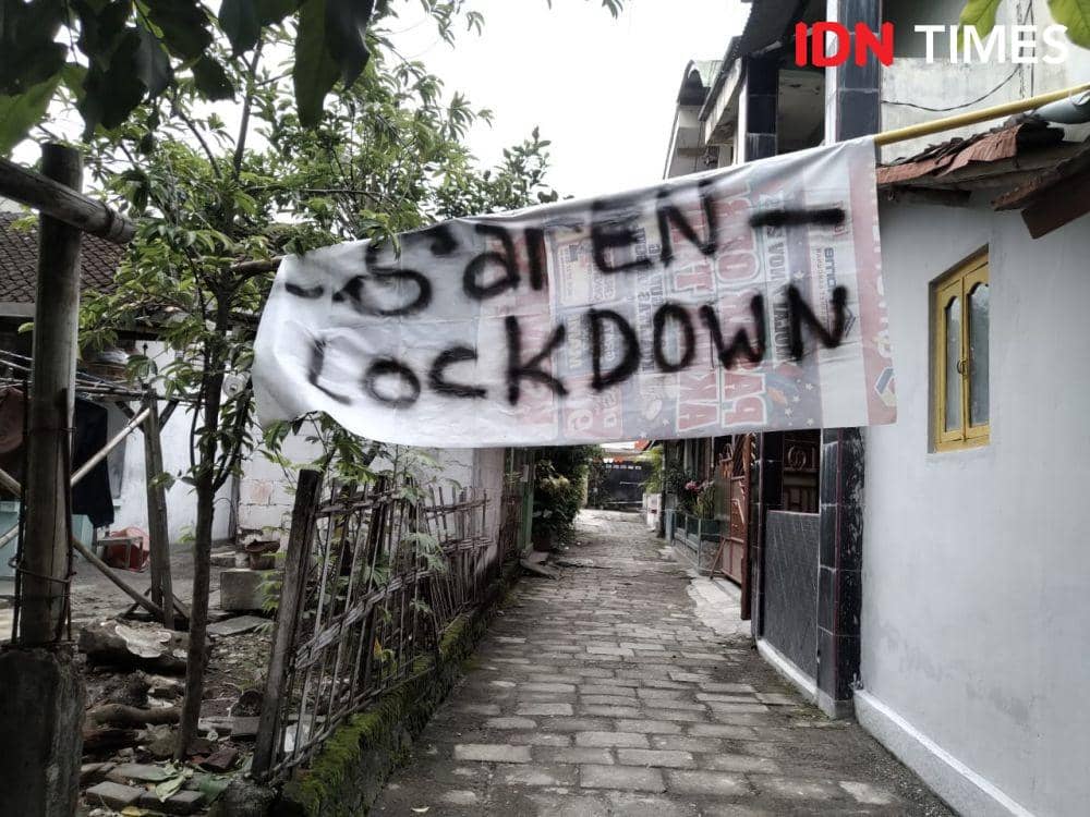 Lokcdown isolasi warga di Sleman . IDN Times/Febriana Sinta