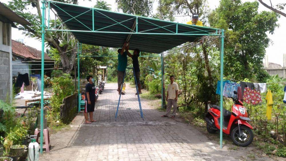 Persiapan karantina wilayah di Dusun Sedan, Sariharjo, Ngaglik, Sleman. Dokumentasi warga