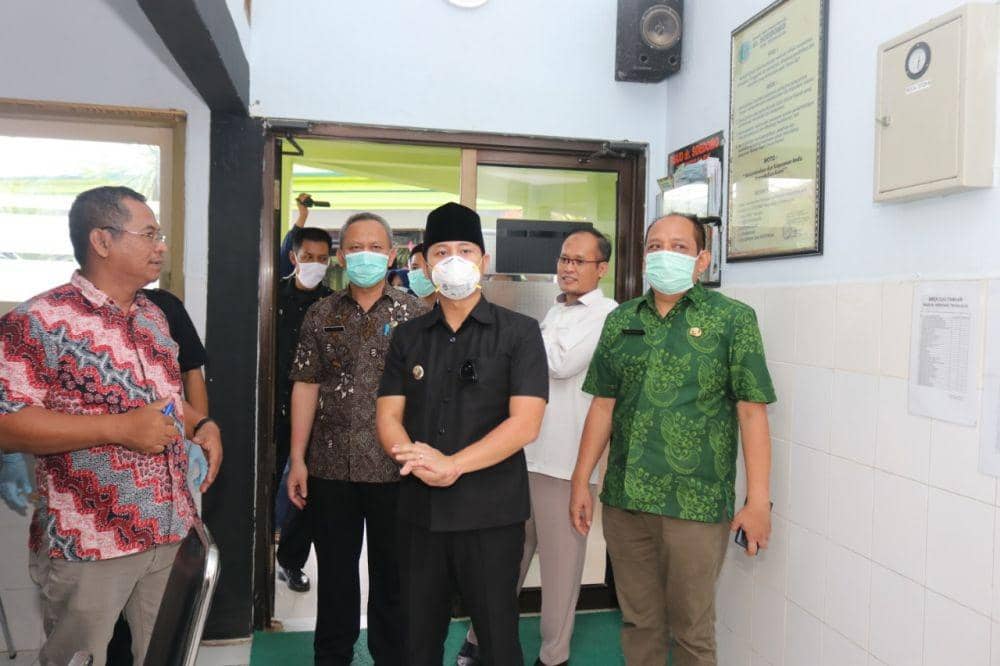 Bupati Trenggalek, Mochamad Nur Arifin saat meninjau persiapan penanggulanan COVID-19, IDN Times/ istimewa