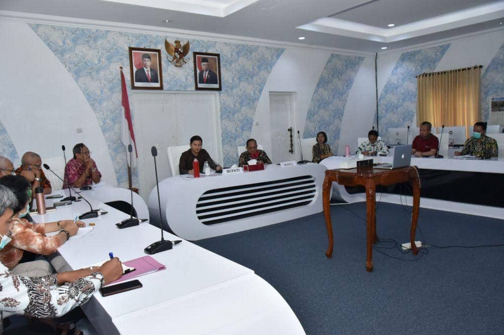 Bupati Trenggalek, Mochamad Nur Arifin memimpin rapat terbatas penanganan corona, IDN Times/ istimewa